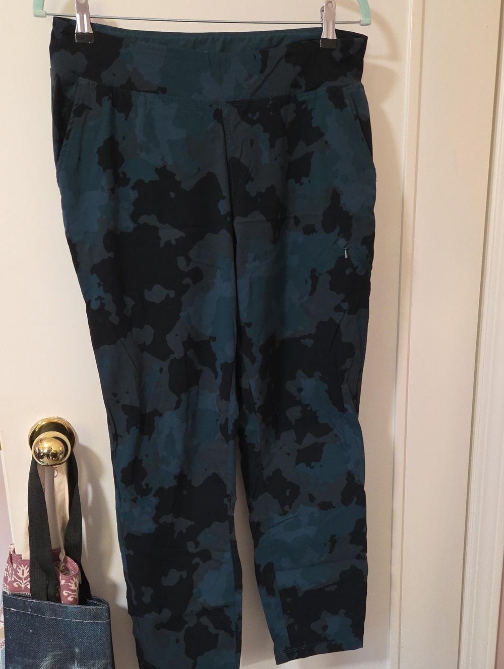 Mountain Hardwear Womens Camo Stretchy pants - Teal & Black